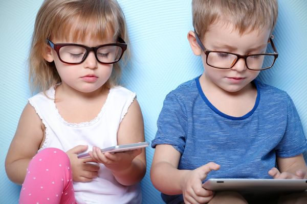 Why it’s not a good idea to use cellphones and tablets “to calm down” small children